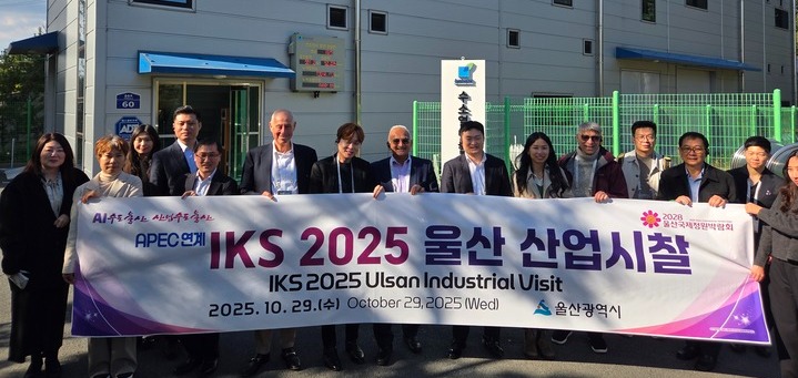 투자홍보대사 팀 여(Tim Yeo) 더 뉴 뉴클리어 와치 인스티튜트(The New Nuclear Watch Institute) 의장을 비롯한 각국 참석자들이 수소열병합발전소를 시찰한 후 기념촬영을 하고 있다. 울산시 제공