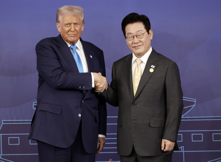 이재명 대통령과 도널드 트럼프 미국 대통령이 29일 경북 경주박물관에서 한미 정상회담 기념촬영을 하고 있다. 연합뉴스