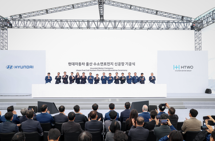 '현대자동차 울산 수소연료전지 신공장 기공식'이 30일 울산 북구 현대자동차 울산공장에서 개최된 가운데 김성환 기후에너지환경부 장관을 비롯한 김두겸 울산시장, 김기현·박성민·윤종오 국회의원, 박천동 북구청장, 현대자동차 장재훈 부회장·호세무뇨스 사장·이동석 사장, 문용문 전국금속노조 현대자동차지부장 등이 터치버튼 세레모니를 하고 있다. 이수화 기자