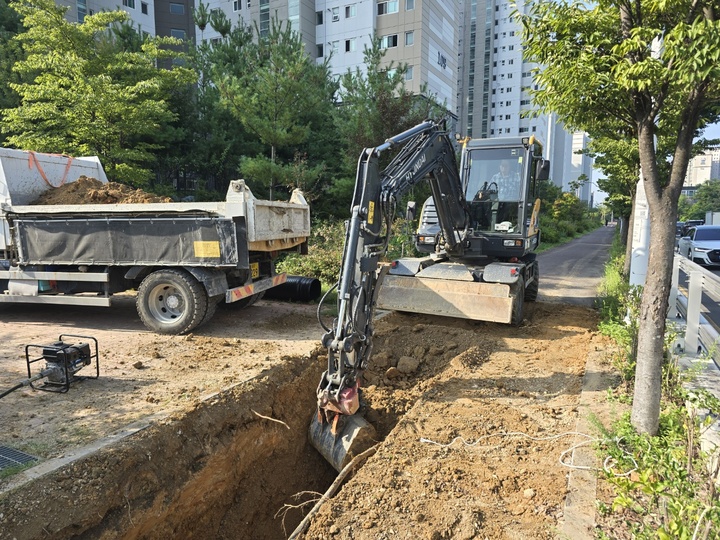 울산 북구 매곡동 중산삼거리 일대에서 지선관로 매설공사가 진행 중이다. 북구 제공