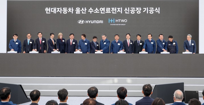 '현대자동차 울산 수소연료전지 신공장 기공식'이 30일 울산 북구 현대자동차 울산공장에서 개최된 가운데 김성환 기후에너지환경부 장관을 비롯한 김두겸 울산시장, 김기현·박성민·윤종오 국회의원, 박천동 북구청장, 현대자동차 장재훈 부회장·호세무뇨스 사장·이동석 사장, 문용문 전국금속노조 현대자동차지부장 등이 터치버튼 세레모니를 하고 있다. 이수화 기자