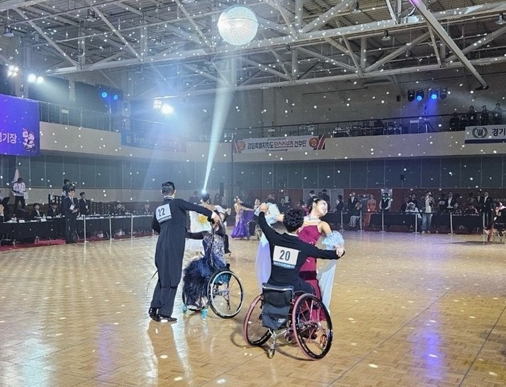 울산 댄스스포츠 선수들이 단체전 결승에서 화려한 춤사위를 뽐내고 있다.