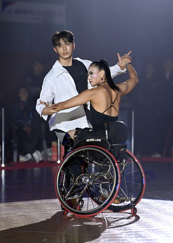 장혜정은 배정부와 듀오로 출전한 댄스스포츠혼성 프리스타일 콤비 Class 1(선수부) 종목에서 1위를 차지하면서 대회 2년 연속 5관왕에서 성공했다. 대한장애인체육회 제공
