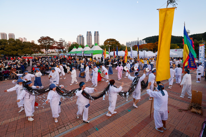 '민속예술경연대회 및 향토문화공연이 열린 지난 1일 울산 태화강국가정원 왕버들마당에서 울주 '서생포메래치후리소리보존회'의 공연이 펼쳐지고 있다. 최지원 기자