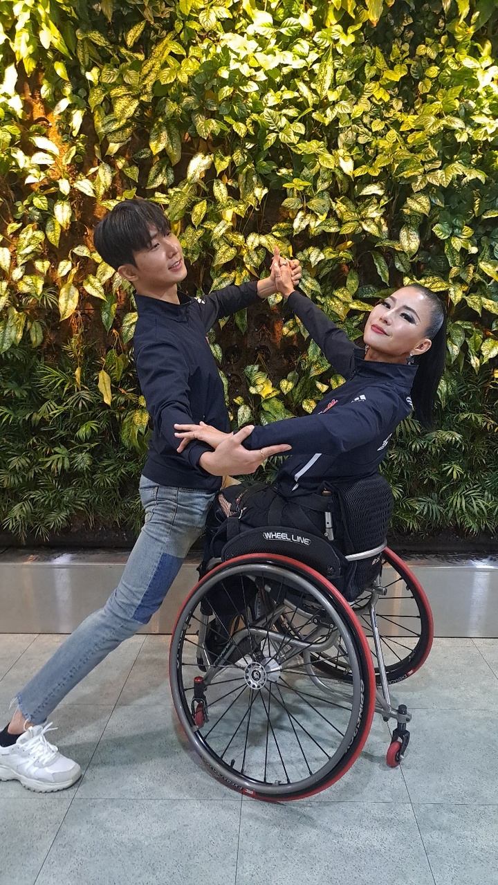 19살의 나이 차에도 '남매 케미'를 보이는 두 선수는 오는 21일 2025 코시체 장애인 댄스스포츠 세계선수권 대회 3연패를 정조전한다.