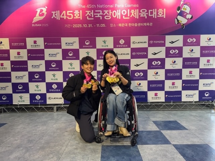 장혜정·배정부 듀오가 이번 대회에서 각각 따낸 5개, 4개 금메달을 목에 건채 포즈를 취하고 있다.