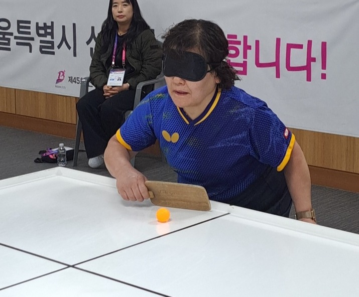 시각탁구 울산 대표 이재분이 상대 측이 날린 공을 밀어내고 있다.