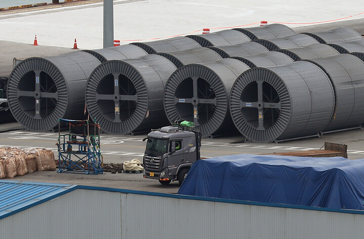 평택항에 쌓여있는 철강 제품. 연합뉴스