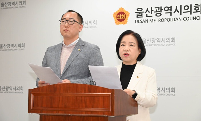 더불어민주당 소속 울산시의원 2명도 이날 별도 기가회견을 가졌다. 울산시의회 제공