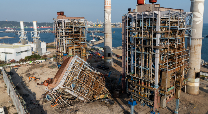 6일 울산 남구 용잠동 한국동서발전 울산화력발전소에서 철거 작업 중이던 보일러타워 1개가 붕괴되면서 근로자들이 매몰되는 사고가 발생했다. 울산매일 포토뱅크