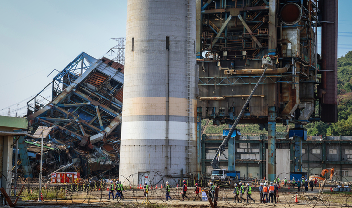 붕괴된 보일러 타워의 양옆 보일러 타워 발파가 진행될 것으로 예정된 가운데 9일 오후 매몰자에 대한 드론 수색만 유지한 채 발파 준비를 위한 사전 조치로 철거 관계자들이 사다리차를 타고 취약화 과정이 100% 진행된 4호기와 75% 진행된 6호기를 살펴보고 있다. 이수화 기자