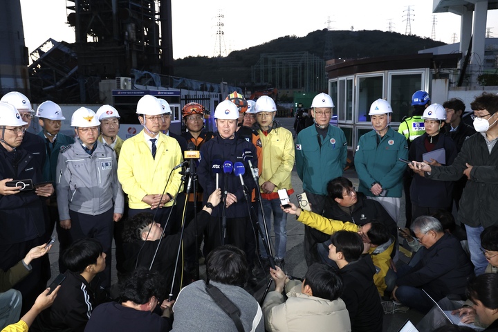 김영훈 고용노동부 장관이 9일 언론브리핑을 진행하고 있다. 이수화 기자