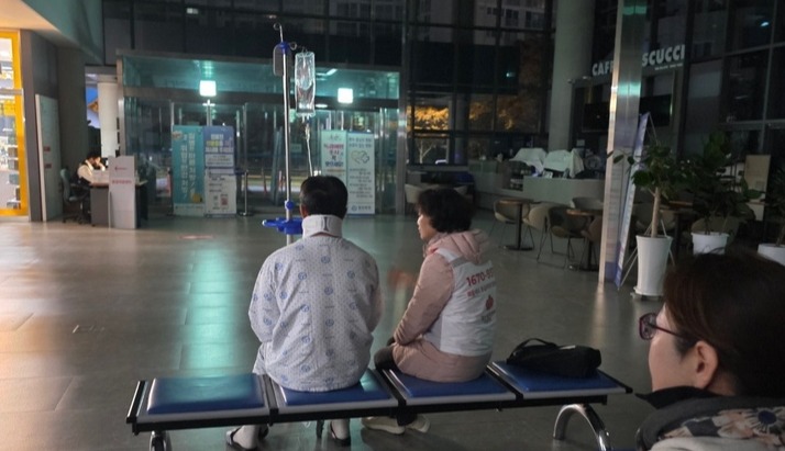 대한적십자사 울산지사는 울산화력발전소 붕괴사고 현장에 투입된 구조인력과 피해자 가족 등을 대상으로 구호급식, 구호셀터 지원, 재난심리 상담 등을 펼치고 있다. 사진은 구조된 피해자를 대상으로 심리 상담을 하고 있는 모습. 울산적십자사 제공