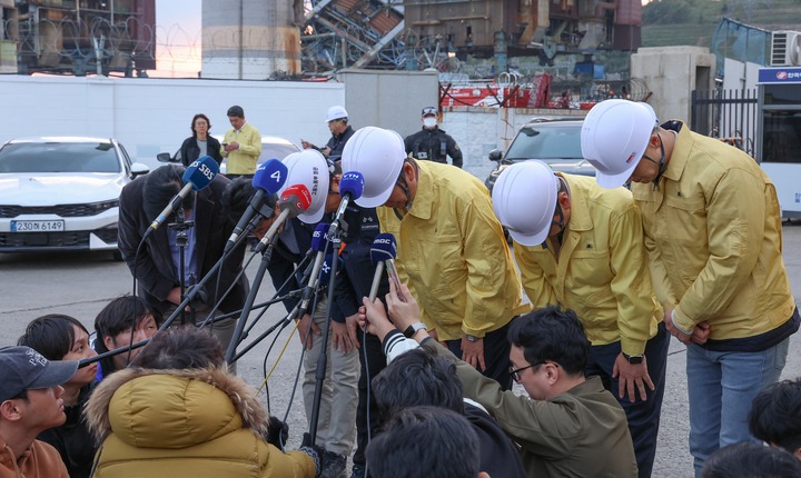 울산화력발전소 붕괴 사고가 발생한 이틀째인 지난 7일 오후 사고 현장을 찾은 정청래 더불어민주당 당 대표, 고용노동부 장관 등이 구조작업에 최선을 다하겠다며 고개를 숙이고 있다. 이수화 기자