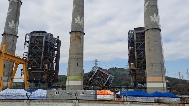 한국동서발전 울산발전본부 울산화력발전소 사고 나흘째인 9일 무너진 5호기 사이로 4,6호기가 위태롭게 서있다.