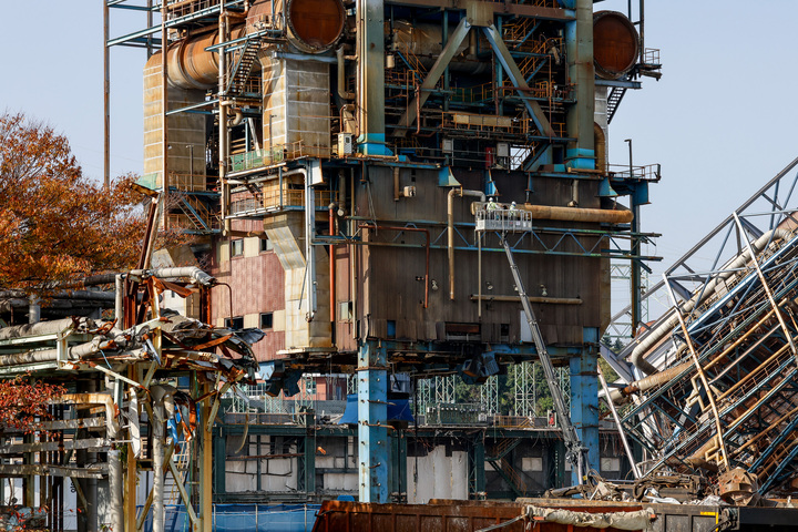다음주 화요일께 붕괴된 보일러 타워의 양옆 보일러 타워 발파가 진행될 것으로 예정된 가운데 9일 오후 매몰자에 대한 구조 및 수색 작업을 잠시 중단한 채 발파 준비를 위한 사전 조치로 철거 관계자들이 사다리차를 타고 취약화 과정이 100% 진행된 4호기와 75% 진행된 6호기를 살펴보고 있다. 울산매일 포토뱅크