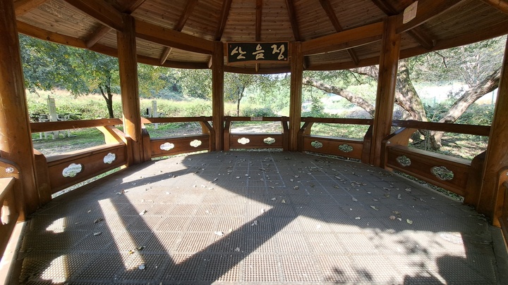 산음수변공원 쉼터에 설치된 정자가 오랫동안 관리되지 않아 먼지와 낙엽부스러기, 굳은 새똥 등이 쌓여 제기능을 하지 못하고 있다.