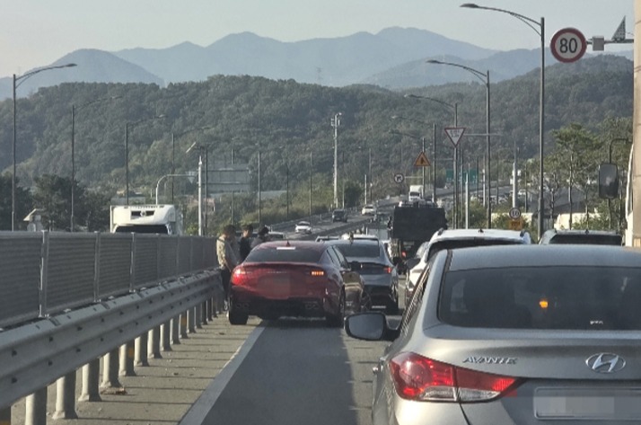 지난 10월 1일 오전 울산 울주군 온산 방면으로 향하는 이예로 구간에서 사고가 발생해 도로가 정체된 모습. 독자 제공