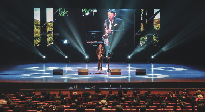 '2025 전국 색소폰 경연대회'가 26일 울산문화예술회관 대공연장에서 열린다. 작년 행사에서 1회 대회 대상 수상자인 색소포니스트 박호 씨의 축하공연이 펼쳐지고 있다. 울산매일 포토뱅크