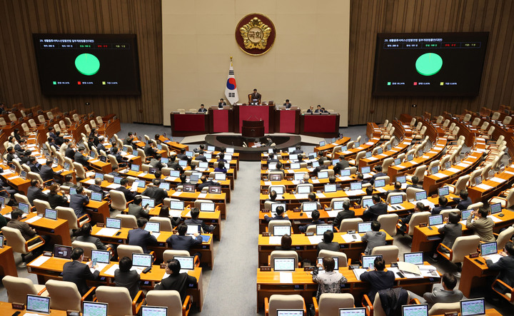 13일 국회 본회의에서 국토교통위원회 소관 법안 처리를 앞두고 국민의힘 의원들이 김윤덕 국토교통부 장관의 회의 불참을 문제 삼으며 퇴장한 가운데 생활물류서비스산업발전법 일부개정법률안이 통과되고 있다. 연합뉴스