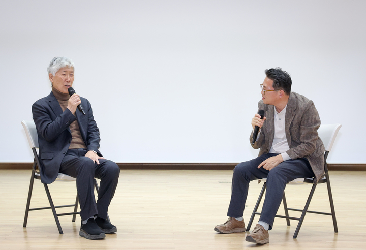 본지 김진영 뉴스룸 국장의 진행으로 울산역사연구소 한삼건 소장과 울산의 국제성과 역사성을 살펴보는 토크 콘서트가 진행되고 있다. 이수화 기자