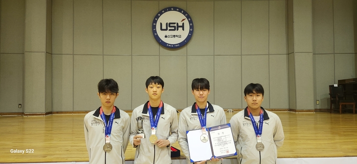 울산고등학교 펜싱부선수들이 6~11일 장흥에서 열린 전국남녀종별펜싱선수권대회 에페 단체전에서 은메달을 획득했다. 울산교육청 제공