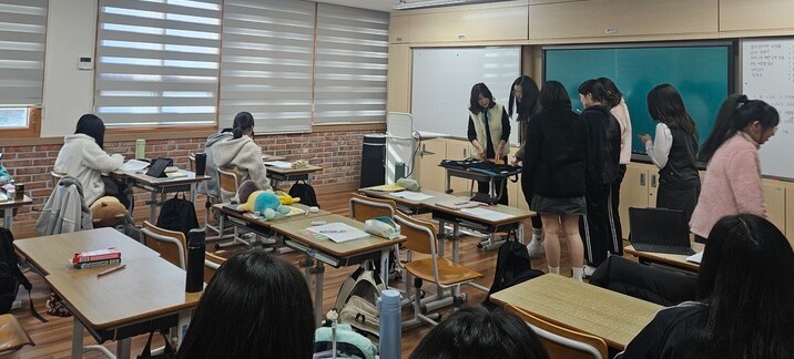 울산 성광여자고등학교 1학년 교실. 학생들은 등교하자마자 휴대전화를 보관함에 제출한다. 성광여고 제공