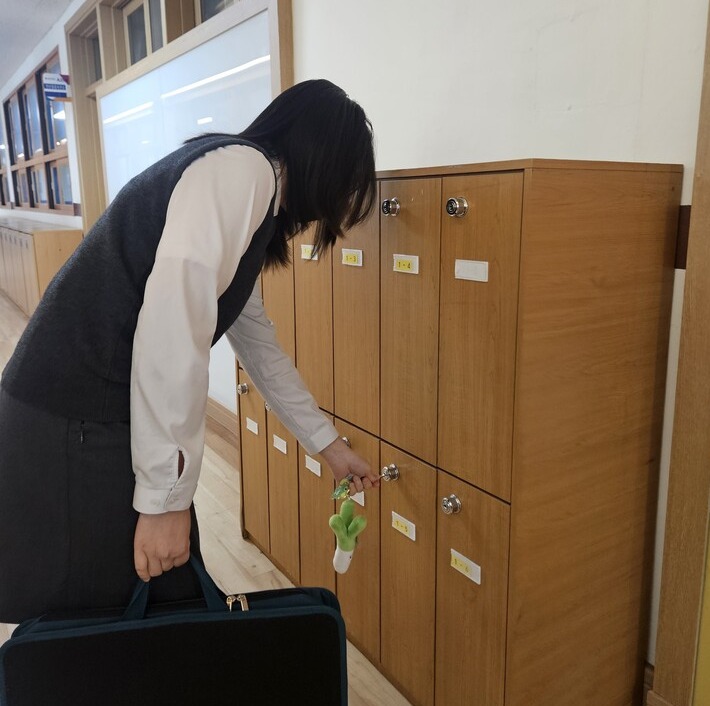 성광여고 1학년 학생이 휴대전화 보관파우치를 지정된 보관장소에 넣어두는 모습. 성광여고 제공