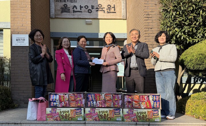 울산 시민합창단 로즈합창단은 19일 울산양육원을 방문, 지난 8일 개최한'제1회 트레비어와 함께하는 로즈페스티벌'수익금과 크리스마스 선물 꾸러미를 전달했다.