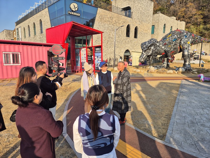 대만 인기 유튜버 차이아까 팀이 27일 울산 정크아트 재생복합문화공간 FE01에서 팸투어를 진행하고 있다. 울산시 제공