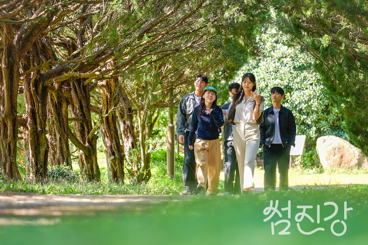 12월 4일 오후 9시 방송되는 3부작 '썸진강'은 전라도 여성들과 경상도 남성들이 섬진강에서 만나 함께 여행하며 만들어가는 리얼 로맨스다.