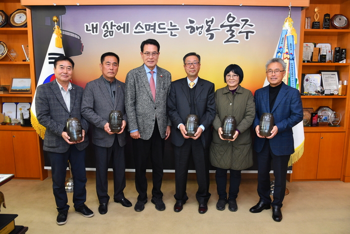 울산 울주군이 1일 군청 소회의실에서 ‘2025년 제11기 군민감사관’에 대한 공로패 수여식을 진행한 가운데 이순걸 군수가 군민감사관들에게 공로패를 수여한 뒤 기념촬영을 하고 있다.