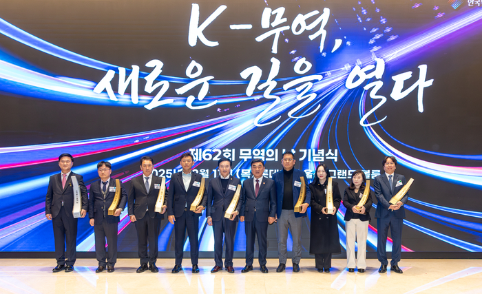 제62회 무역의 날 기념식이 열린 11일 롯데호텔 울산에서 김두겸 울산시장이 현대스틸파이프·에코캡·㈜동아기업·엔비티에스·한세·글로벌에코·㈜엑소루브 등 수출의 탑 수상 기업 관계자들에게 포상을 전수한 뒤 기념촬영을 하고 있다. 최지원 기자