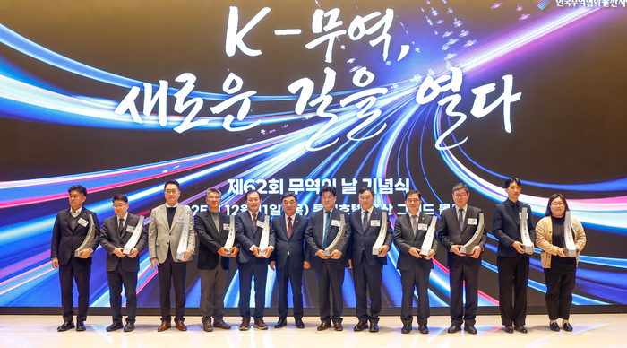 제62회 무역의 날 기념식이 열린 11일 롯데호텔 울산에서 김두겸 울산시장이 수출의 탑 수상 기업 관계자들에게 포상을 전수한 뒤 기념촬영을 하고 있다. 최지원 기자