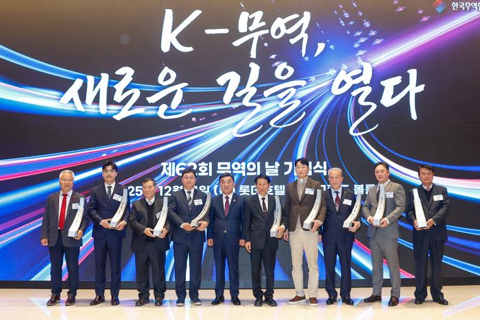 제62회 무역의 날 기념식이 열린 11일 롯데호텔 울산에서 김두겸 울산시장이 수출의 탑 수상 기업 관계자들에게 포상을 전수한 뒤 기념촬영을 하고 있다. 최지원 기자