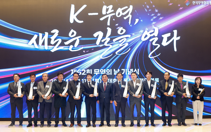 제62회 무역의 날 기념식이 열린 11일 롯데호텔 울산에서 김두겸 울산시장이 수출의 탑 수상 기업 관계자들에게 포상을 전수한 뒤 기념촬영을 하고 있다. 최지원 기자