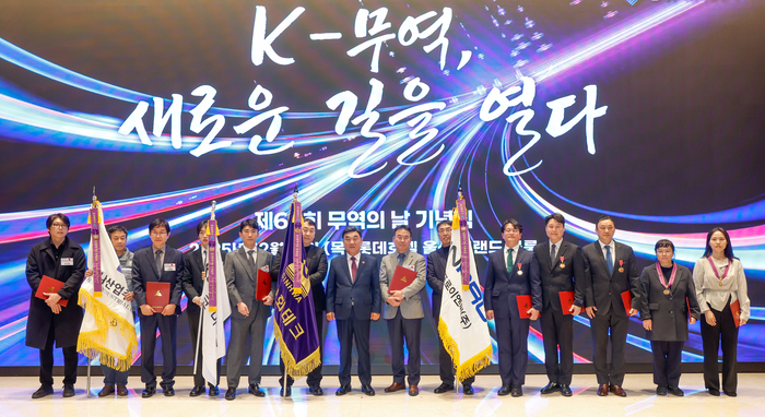 제62회 무역의 날 기념식이 열린 11일 롯데호텔 울산에서 김두겸 울산시장이 기업 유공자에게 시장표창을 전수한 뒤 기념촬영을 하고 있다. 최지원 기자