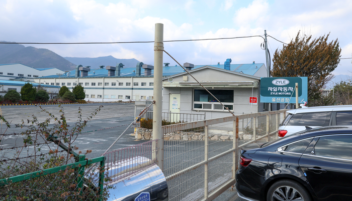 지난 14일 찾은 울산 울주군 상북면 길천리에 위치한 자일자동차 울산공장이 텅빈 채 입구가 잠겨 있다. 이수화 기자