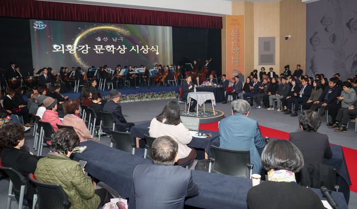 ‘외황강 문학상 시상식’이 열린 15일 울산 남구청 대강당에서 수상자로 선정된 강동수 소설가가 작가와의 만남의 시간을 갖고 관객들의 질문에 답하고 있다. 이수화 기자