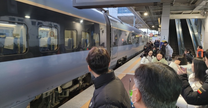지난해 12월 20일 태화강역에 정차한 청량리행 KTX-이음 열차를 타기 위해 시민들이 기다리고 있다. 울산매일 포토뱅크