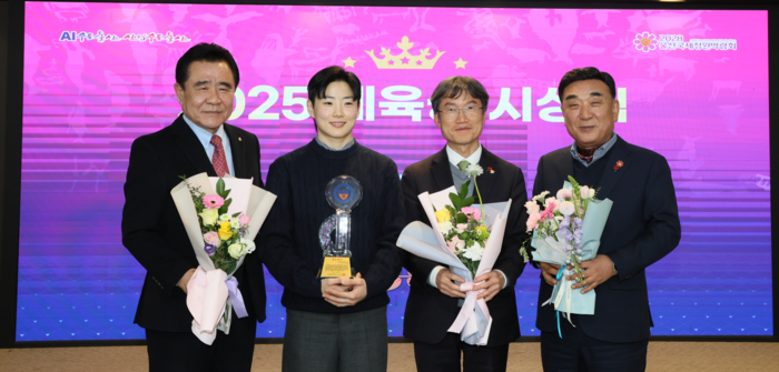 2025 체육상 시상식이 17일 시티컨벤션에서 열린 가운데 김두겸 울산시장, 천창수 울산시교육감, 김철욱 울산시체육회장 과 체육대상을 수상한 오연지 선수가 기념촬영을 하고 있다. 울산시 제공