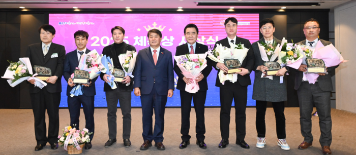 울산시의회 이성룡 의장이 17일 울산시티컨벤션 안다미로홀에서 열린 2025 체육상 시상식에서 의장 표창을 수여한 뒤 수상자들과 함께 기념촬영을 하고 있다.