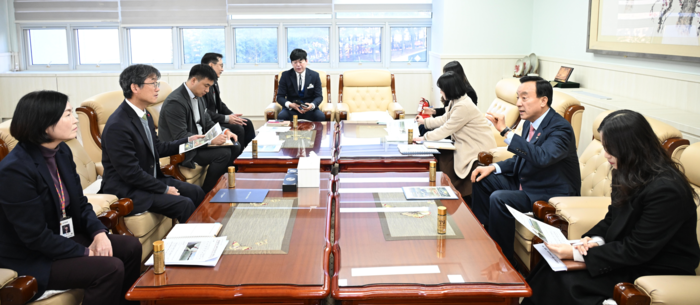 박천동 북구청장이 18일 울산교육청을 찾아 천창수 교육감과 북구 지역 교육 현안과 관련해 이야기를 나누고 있다.