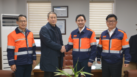 최윤범 고려아연 회장은 지난 17일 온산제련소를 찾아 문병국 현 노조위원장과 최근 선거에서 차기 집행부로 선출된 이은선 노조위원장 당선자를 만나 미국제련소 건설투자를 계기로 국내 고용과 투자를 확대하겠다는 뜻을 분명히 전달했다. 사진은 최 회장이 차기 집행부로 선출된 이은선 노조위원장 당선자와 악수를 나누는 모습.