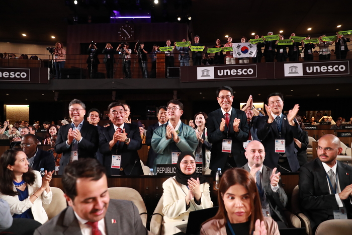 지난 7월 12일(현지시간) 프랑스 파리에서 열린 제47차 세계유산위원회에서 반구천의 암각화가 유네스코 세계유산 등재가 확정되자 김두겸 울산시장과 최응천 국가문화유산청장, 이윤철 울산상공회의소 회장, 이순걸 울주군수 등이 환호하고 있다. 울산 반구천 암각화가 등재되면서 우리나라는 17개의 세계유산을 보유하게 됐다. 울산매일 포토뱅크