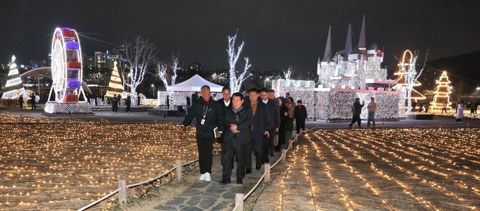 양산시가 황산공원 중부광장 일원에서 운영하는 ‘제3회 황산공원 불빛정원’ 운영에 나동연 시장이 현장행정을 하고있다.