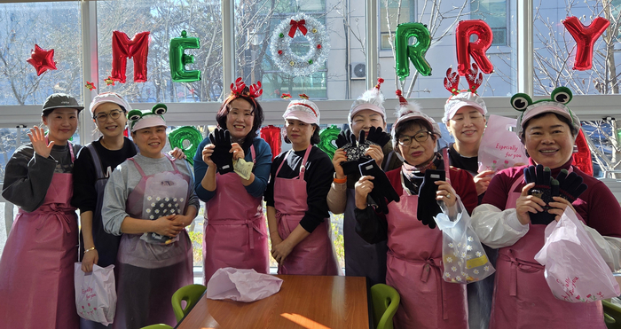 울산 동구 봉사단체 해피스마일은 22일 보훈복지회관에서 연말을 맞아 국가유공자를 대상으로 급식봉사 및 양말 등 성품을 전달했다.