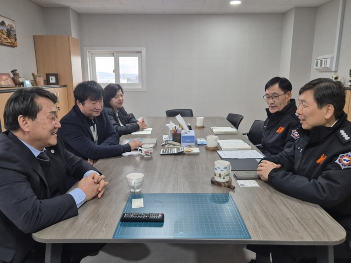 울산중부소방서는 겨울철 화재로 인한 대형 인명피해를 예방하기 위해 23일 우리요양병원을 방문해 소방관서장 현장행정지도와 화재예방 안전컨설팅을 실시했다. 이번 지도방문은 노인과 거동불편 환자가 다수 입원한 요양병원의 특성을 고려해, 화재 발생 시 초기 대응체계와 환자 피난계획의 실효성을 중점 점검하기 위해 추진됐다.