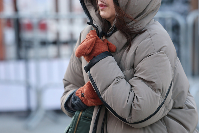 한 시민이 옷깃을 여미고 있다. 연합뉴스