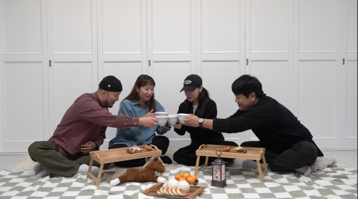 서로간에 고충을 얘기하다 크게 공감하며 술잔 대신 커피잔으로 건배를 하는 크리에이터들.